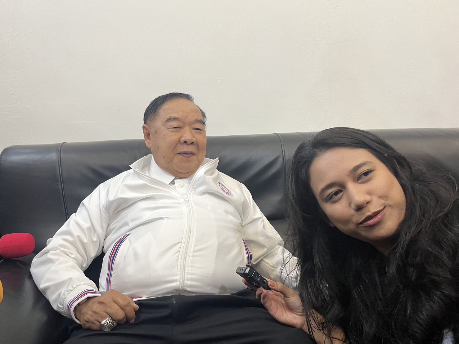 "บิ๊กป้อม" ปัดตอบเป็น "ผู้จัดการรัฐบาล" เตรียมปล่อยซิงเกิ้ล "เพลงไม่รู้" บอก "น้องมายด์" ไม่มีรัฐประหาร 