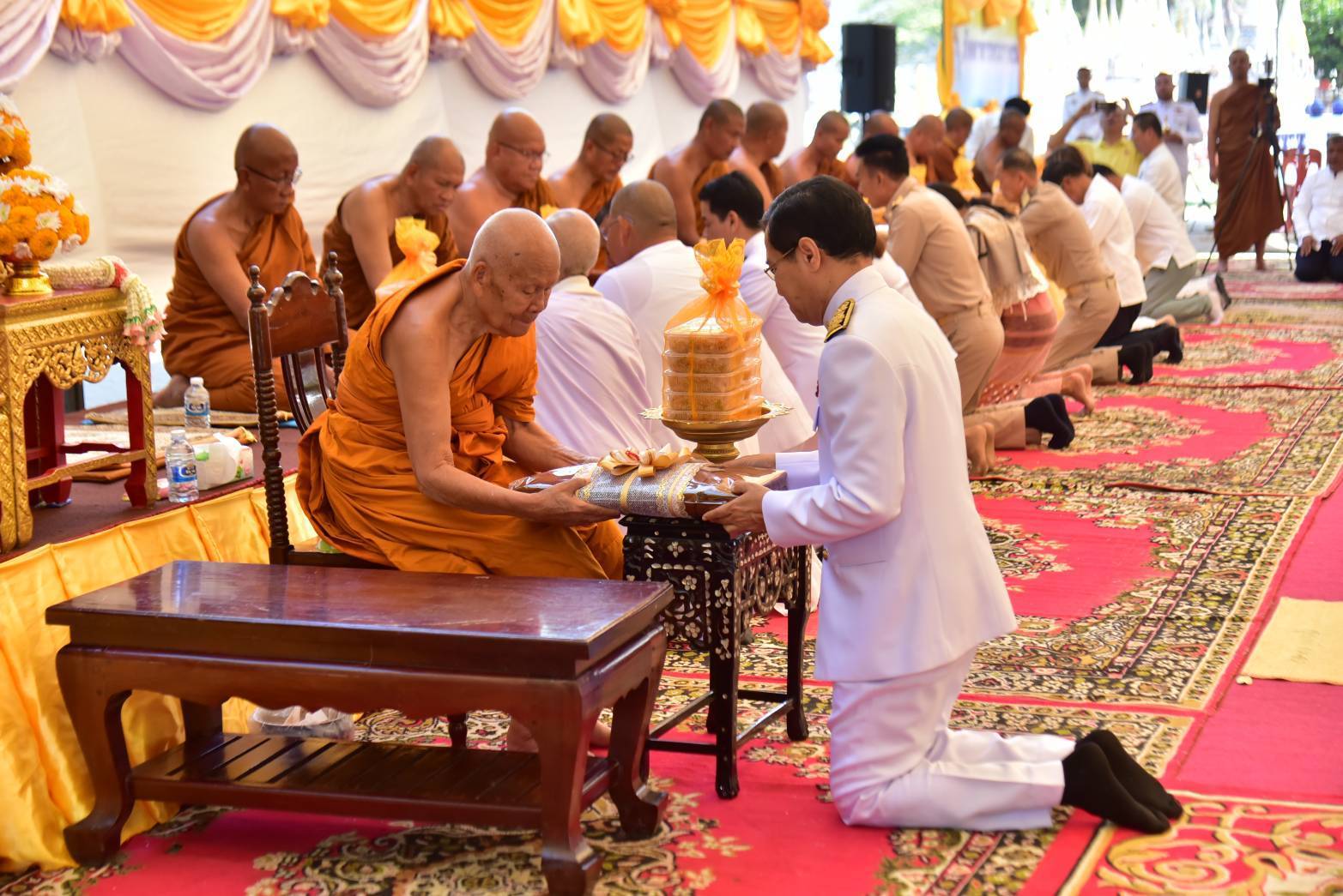 รองผู้ว่าฯนครปฐมนำพุทธศาสนิกชนถวายภัตตาหารพระราชทานคณะสงฆ์จาริกธุดงค์ธรรมยาตรา 