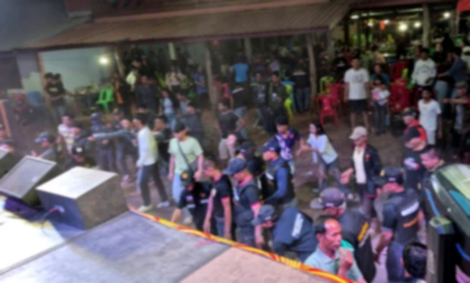 โจ๋อุดรร้องผู้ใหญ่บ้านพา ชรบ.รุมทำร้ายหน้าเวทีหมอลำ เหยียบคอจมดิน ผญบ.โต้ต่างหมู่บ้านหาเรื่อง