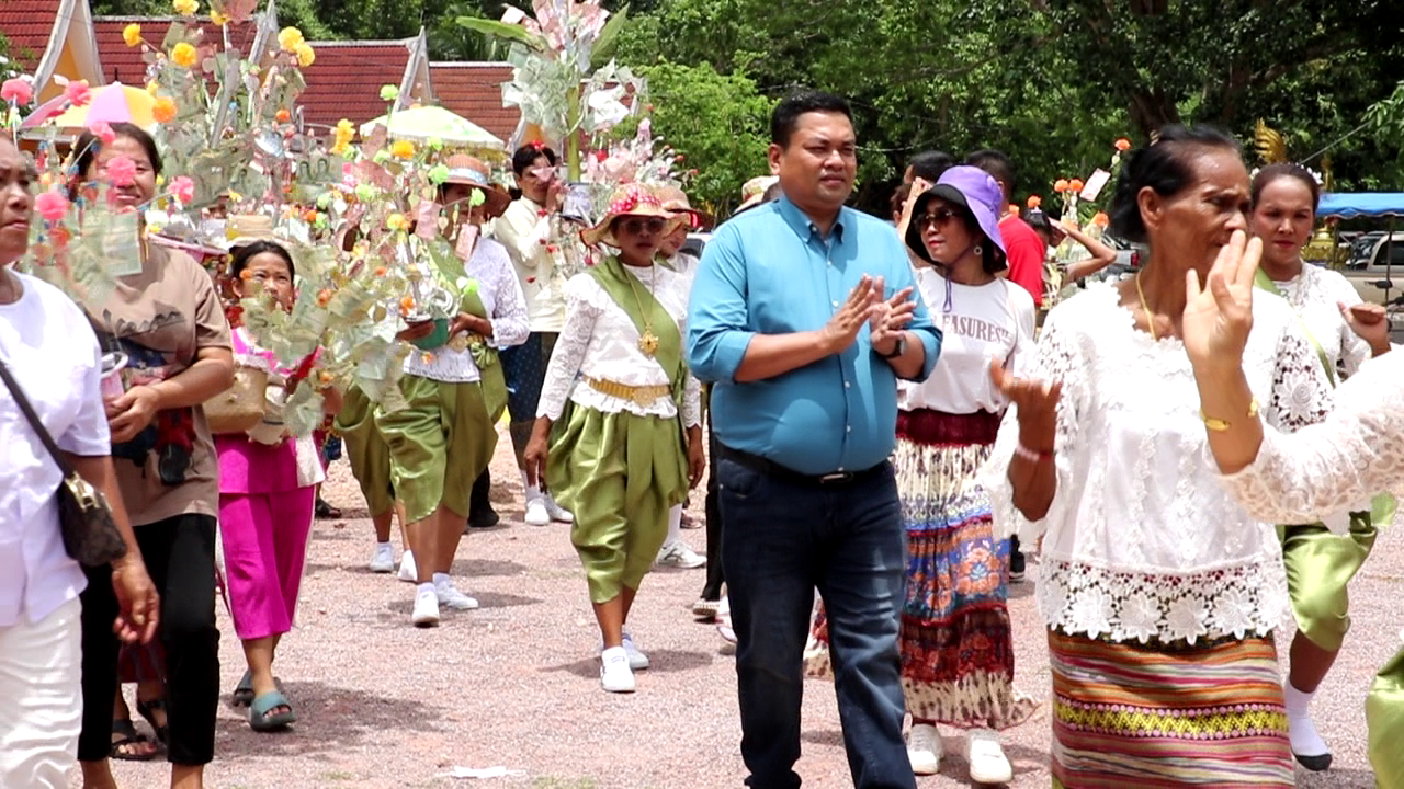 สส.คนดังชุมพร ร่วมทอดผ้าป่าสามัคคีสร้างศาสนสถานวัดหัวกรูด