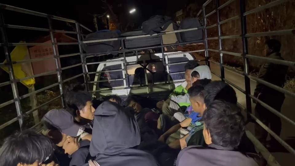 สกัดจับระทึก! ขบวนการขนต่างด้าวอัดแน่นเต็มคันรถ คาด่านหน้าถ้ำแม่สะเรียง แฉเตรียมส่งต่อเชียงใหม่