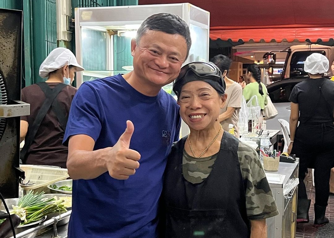 ฮือฮา! "แจ็ค หม่า" เยือนไทยถ่ายรูปคู่เจ๊ไฝ-เชียร์มวยราชดำเนิน