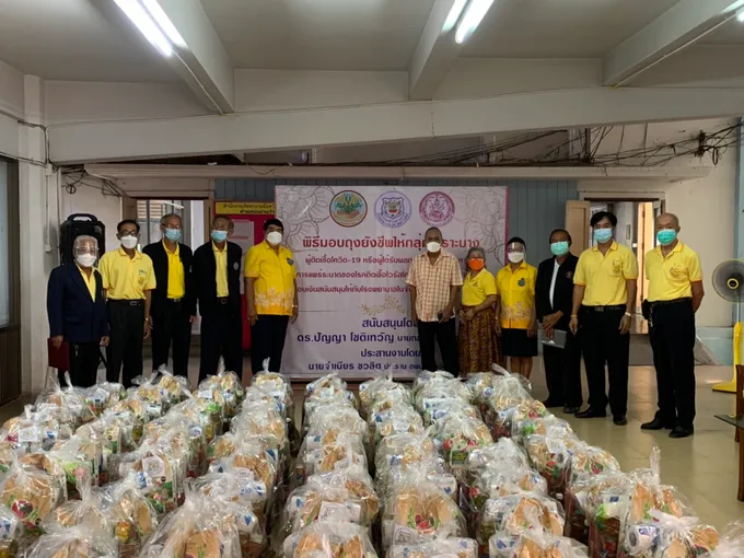 สมาคมชาวอ่างทอง มอบถุงยังชีพช่วยเหลือกลุ่มเปราะบาง พร้อมมอบเงินสนับสนุนให้แก่ รพ. 7 แห่ง 