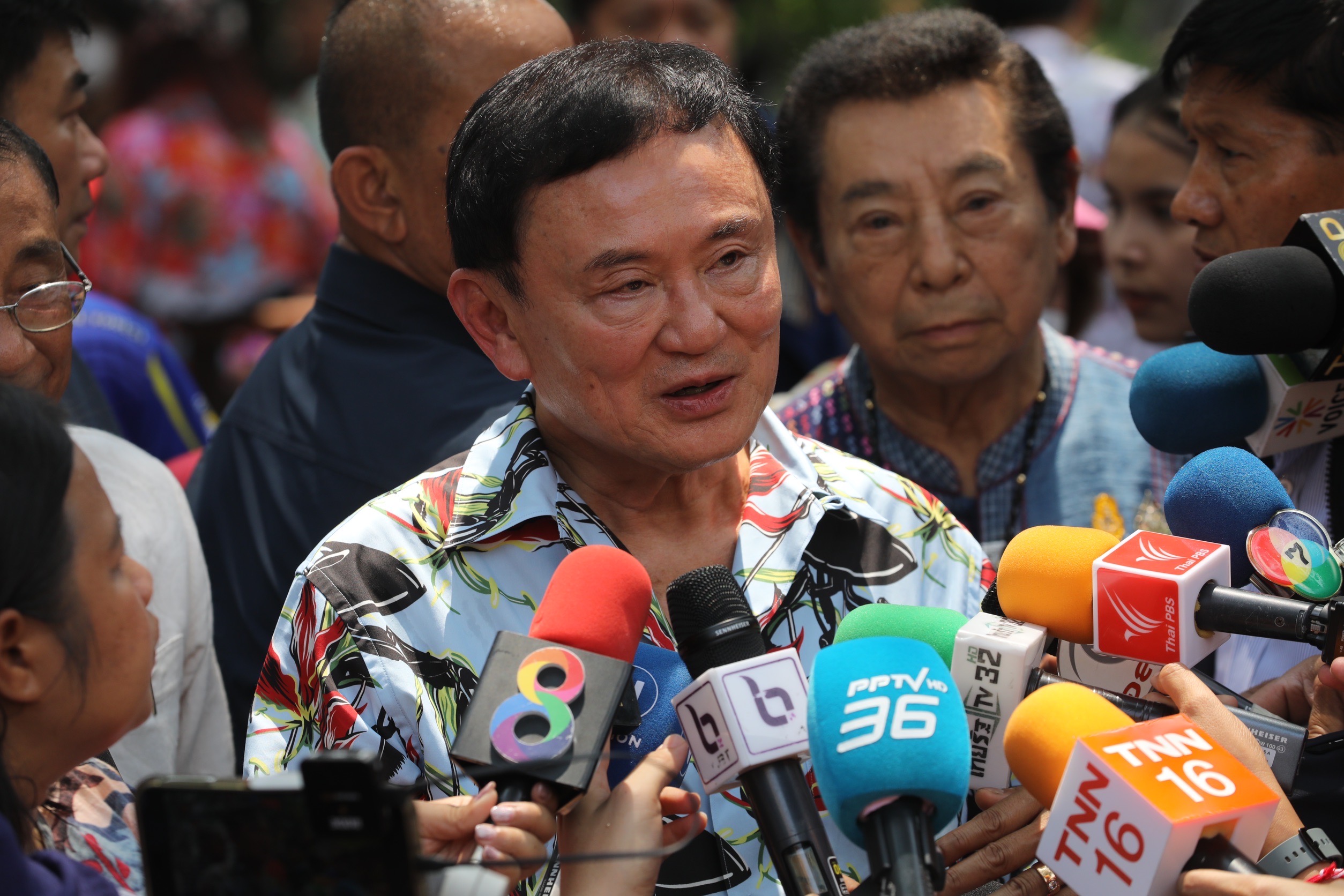 “ทักษิณ” ขึ้นดอยสุเทพ ทำบุญสงกรานต์ แย้มปีหน้า ควง “ยิ่งลักษณ์” มาด้วย บอกไม่ซับซ้อน เมินเสียงวิจารณ์