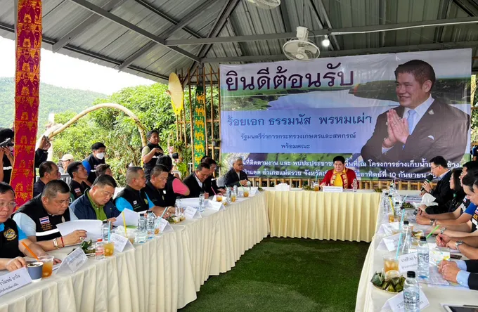 กรมข้าว ร่วมคณะ "รมว.ธรรมนัส" ลุยโคลน พบเกษตรกรภาคเหนือ รับฟังปัญหาด้านเกษตร 