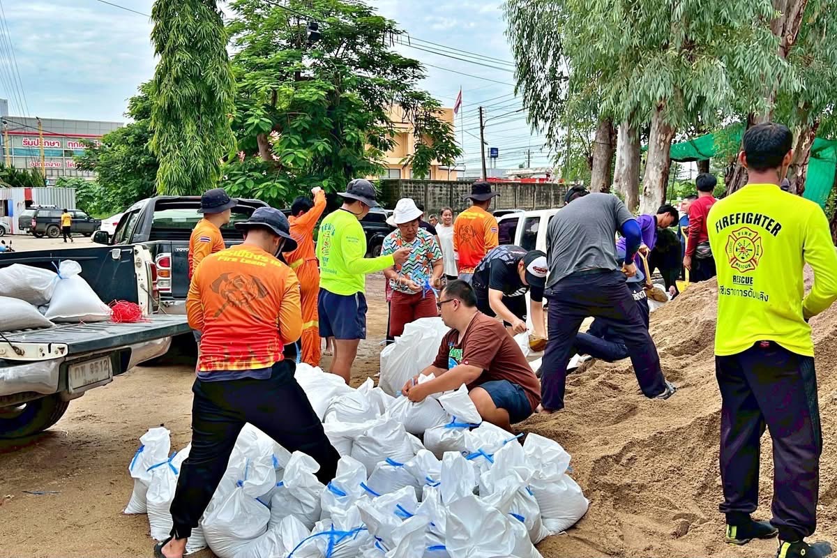 เทศบาลนครเชียงรายเร่งบรรจุกระสอบทรายแจกประชาชนรับมือพายุ"วิภา"
