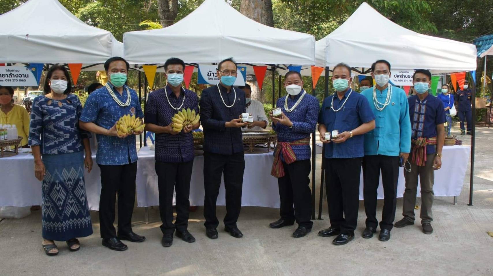 สองนายอำเภอที่ยโสธรโชว์ทำ 'ปลาร้าบอง-ข้าวต้มมัด'  กิจกรรมส่งเสริมการเรียนรู้ที่นักท่องเที่ยวลงมือปฏิบัติ (D-HOPE)