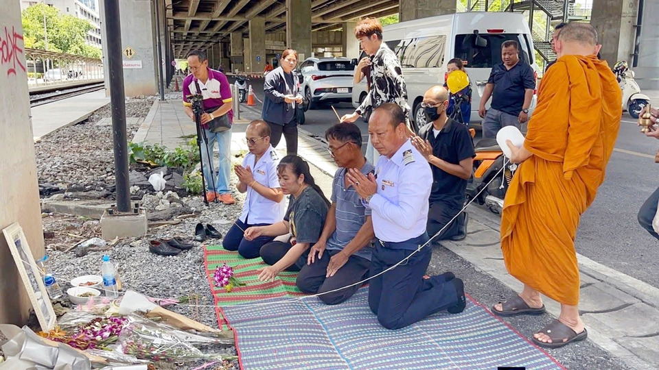 อาลัยเหยื่อรถไฟชนรถเมล์ เพื่อน–ขสมก. อัญเชิญดวงวิญญาณสุดโศกเศร้า
