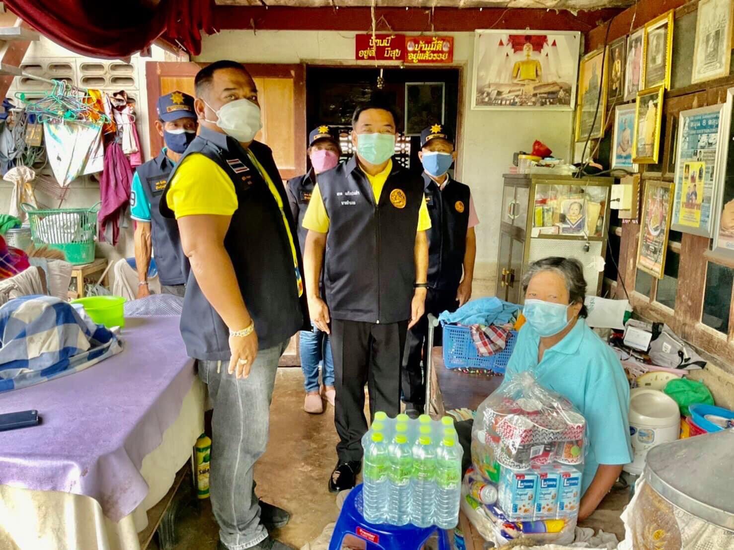 นายอำเภอเมืองอ่างทอง มอบถุงยังชีพช่วยประชาชนกลุ่มเปราะบางตำบลหัวไผ่ ช่วงโควิด-19