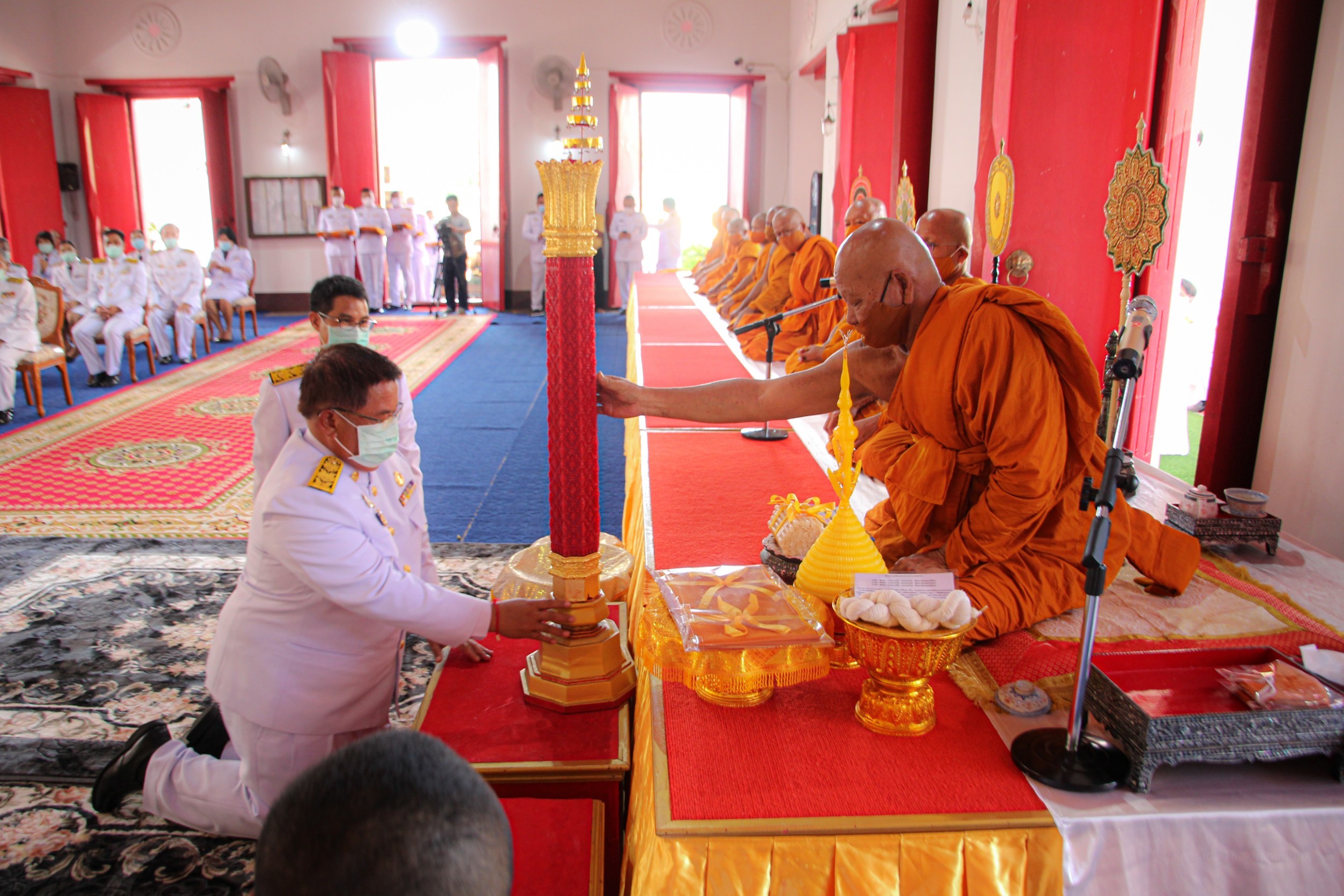 ผู้ว่าฯอุบลราชธานี  ถวายเทียนพรรษาพระราชทาน-ผ้าอาบน้ำฝนพระราชทาน   