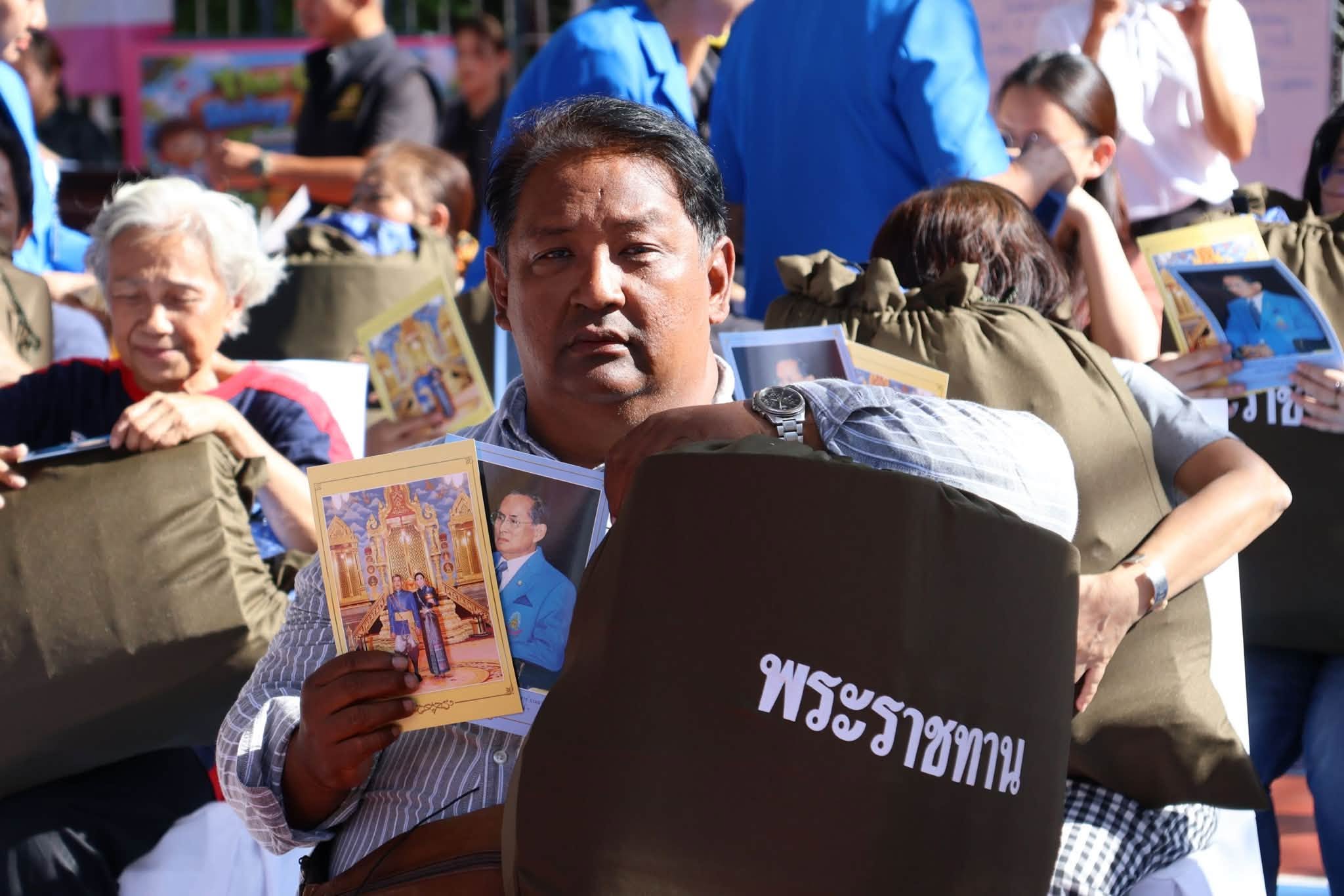 "ในหลวง"  พระราชทานสิ่งของช่วยเหลือผู้ประสบอัคคีภัยชุมชนซอยวัดประชาระบือธรรม 