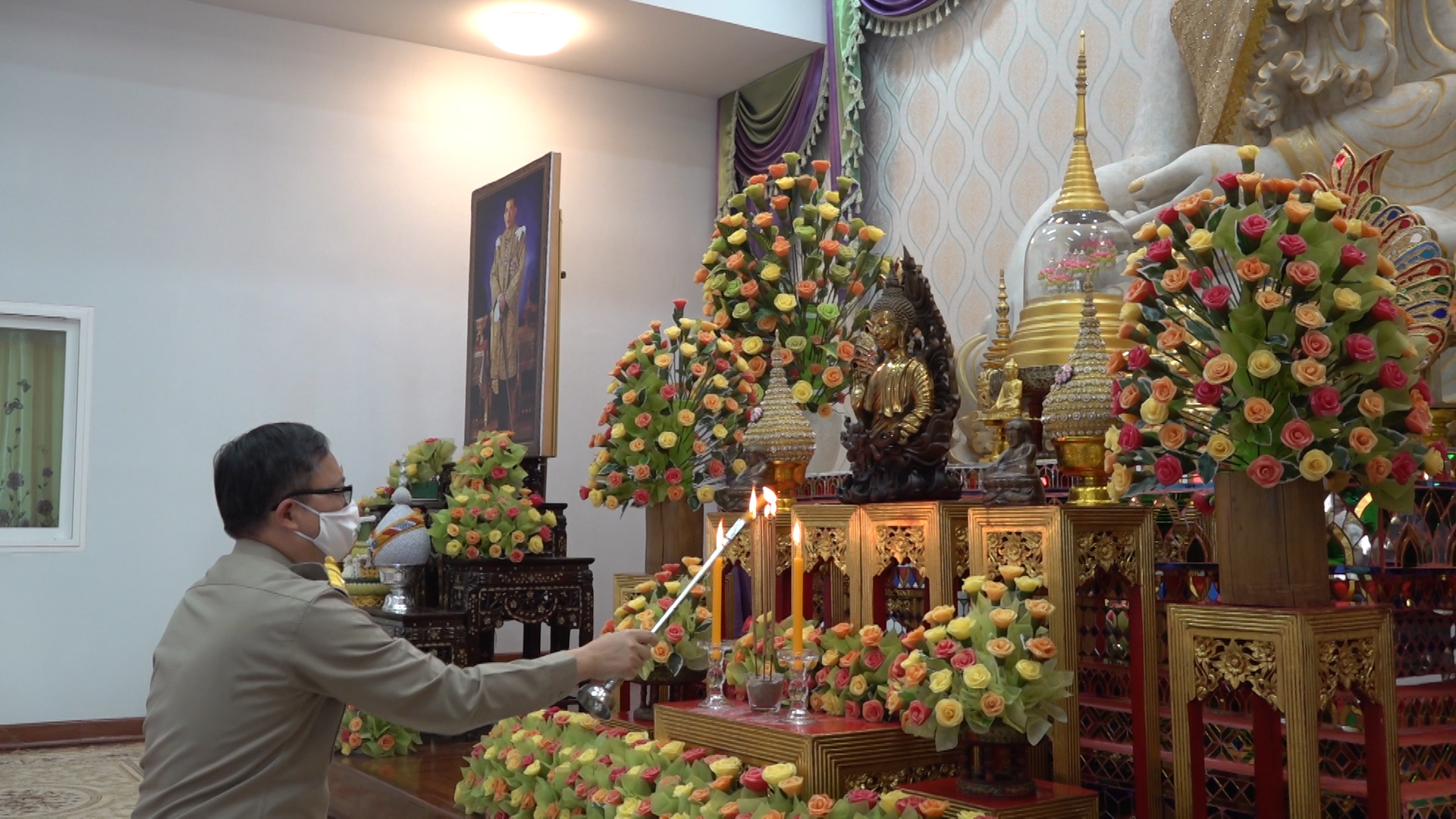 พระบาทสมเด็จพระเจ้าอยู่หัว พระราชทานถวายภัตตาหารเพลและสิ่งของพระราชทานแด่พระภิกษุ สามเณร ในการสอบบาลีสนามหลวง วันที่สอง