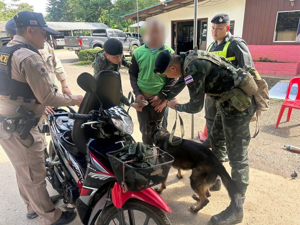 ทหาร ฉก.ลาดหญ้า ใช้เครื่องเอกซเรย์จับชายวัย 61 ซุกยาบ้า 396 เม็ดในกางเกง คาด่านน้ำเกริ๊ก