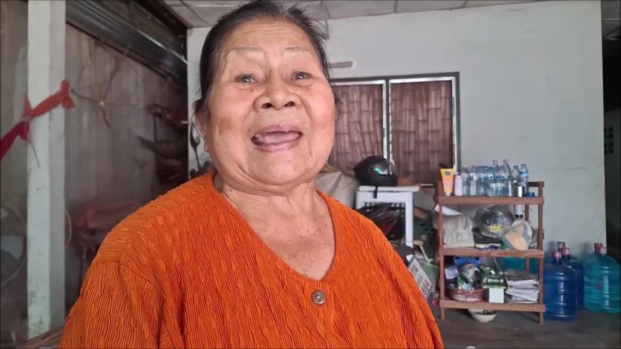 แม่เฒ่าดีใจยิ้มได้ไม่ต้องจ่ายแล้วค่าน้ำห้าพัน ผจก.ประปารุดเยี่ยมแจ้งข่าวยอมรับผิดพลาดขั้นตอนภายใน