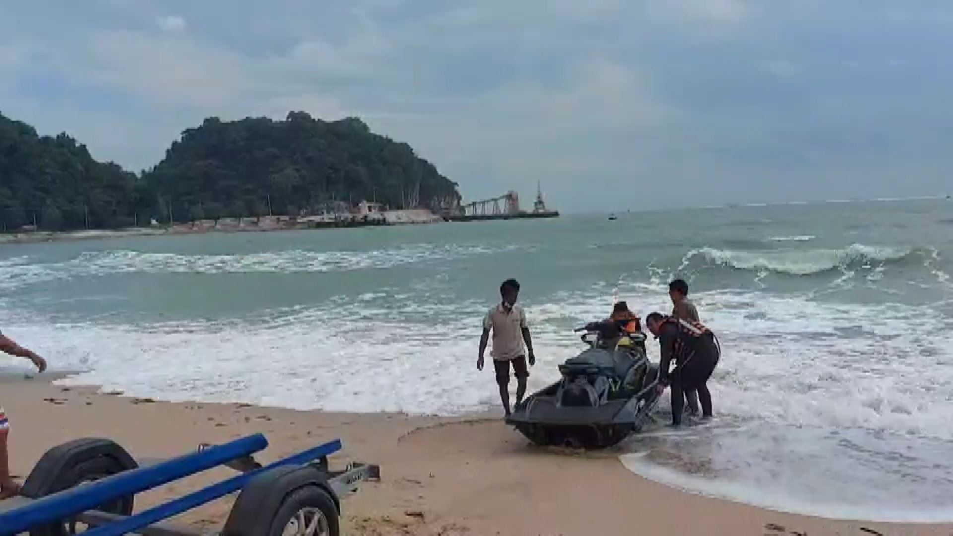 เรือประมงพื้นบ้านล่มกลางอ่าวขนอม3ชีวิตลอยคอระทึก