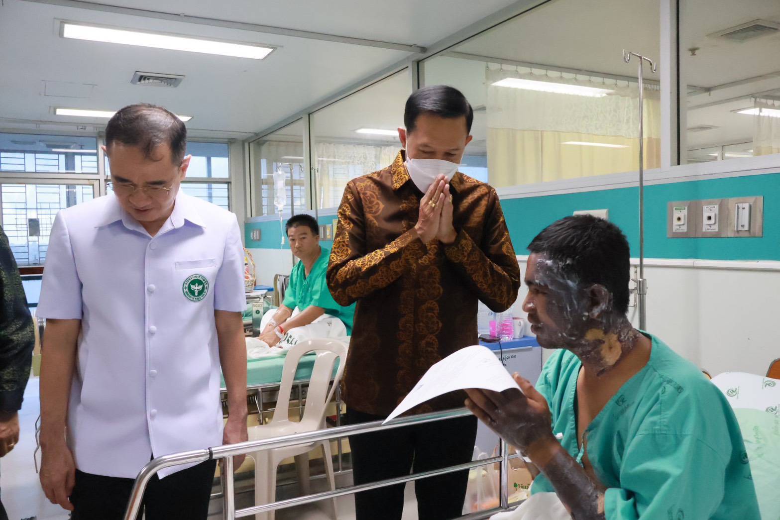 ผู้ว่าฯมอบหนังสือพระบาทสมเด็จพระเจ้าอยู่หัว ทรงรับผู้บาดเจ็บจากเหตุความไม่สงบในพื้นที่ อำเภอสุไหงโก-ลก จังหวัดนราธิวาส เป็นคนไข้ในพระบรมราชานุเคราะห์