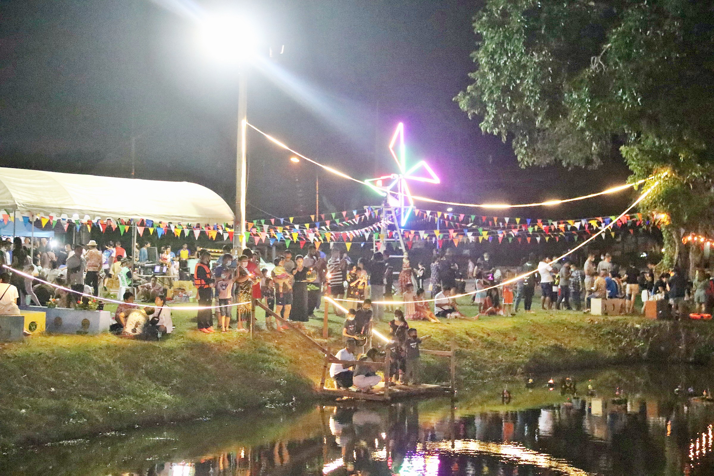 กรมโรงงานฐานทัพเรือสัตหีบจัดงานลอยกระทงประชาชนนำกระทงมาร่วมลอยอย่างคับคั่ง