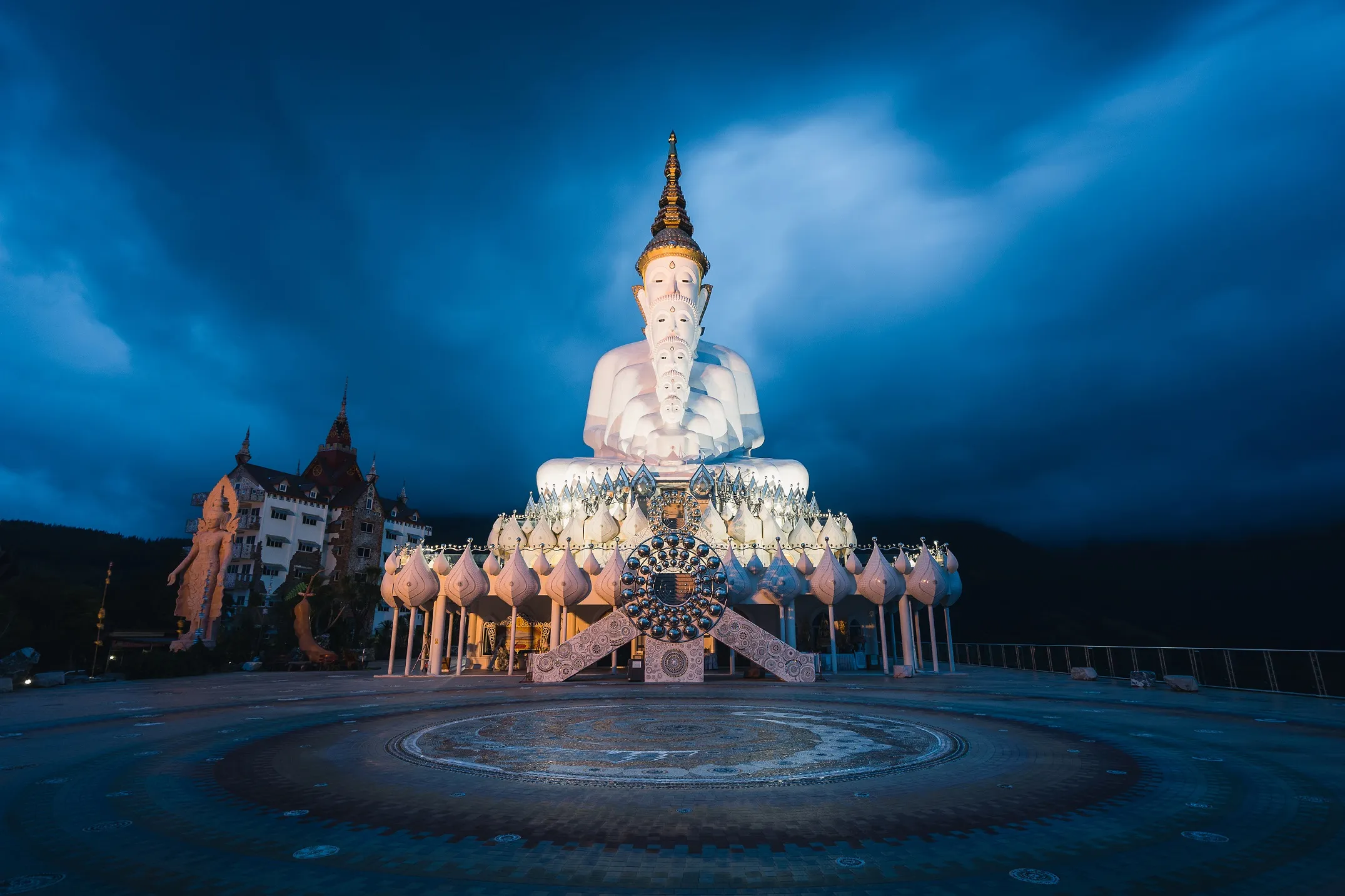 วัดพระธาตุผาซ่อนแก้ว เพชรบูรณ์