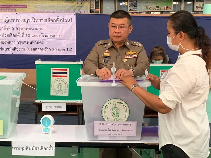  ผบ.ตร.เข้าใช้สิทธิที่เขตเลือกตั้งที่ 5 วัดสามัคคีธรรม วังทองหลาง  และเน้นลงพื้นที่ดูแลการจราจร