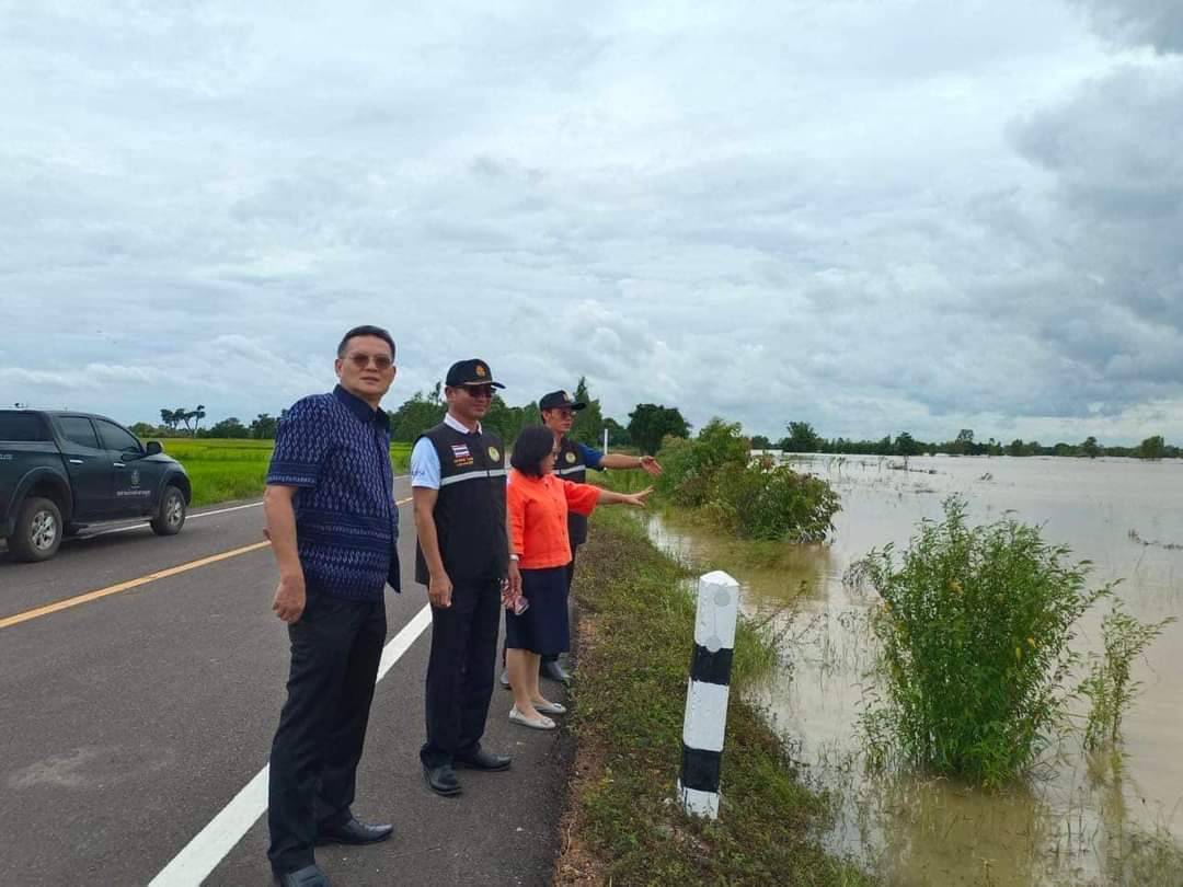 ท้องถิ่นยโสธรลงพื้นที่ติดตามสถานการณ์น้ำท่วมเดิด-ดู่ทุ่ง