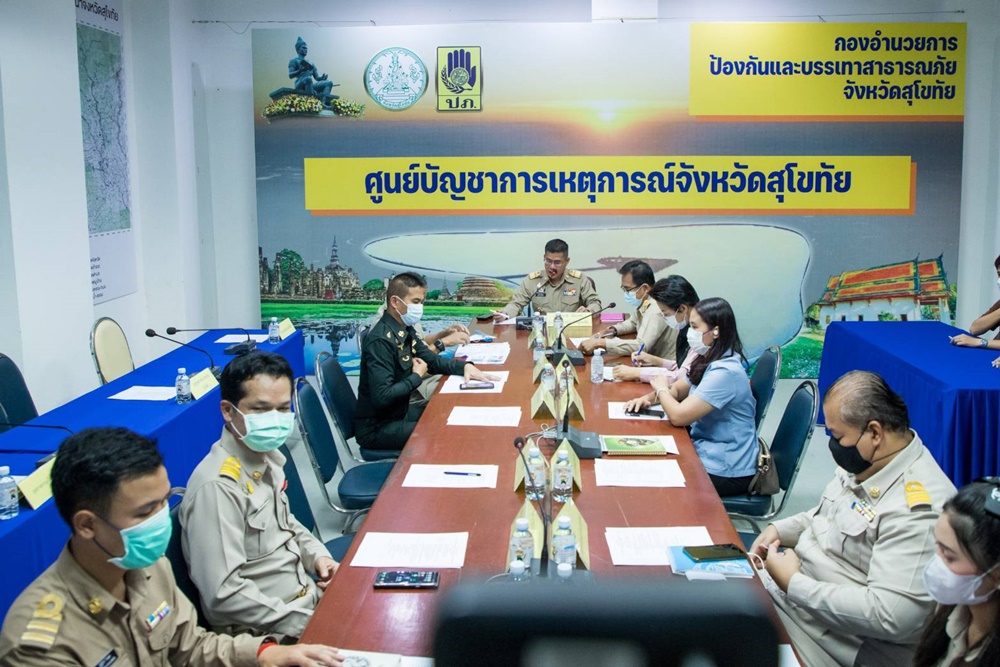 พ่อเมืองสุโขทัย นั่งหัวโต๊ะถกแก้ปัญหาไฟป่า-หมอกควัน-ฝุ่น PM 2.5