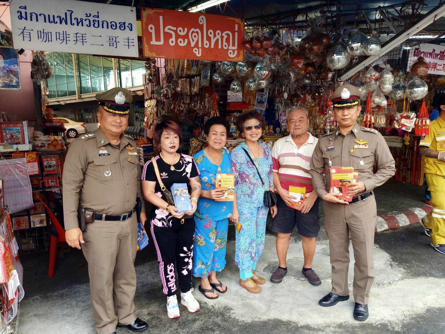 ชาวพลับพลาไชยร่วมต้านอัคคีภัยช่วงเทศกาลตรุษจีน