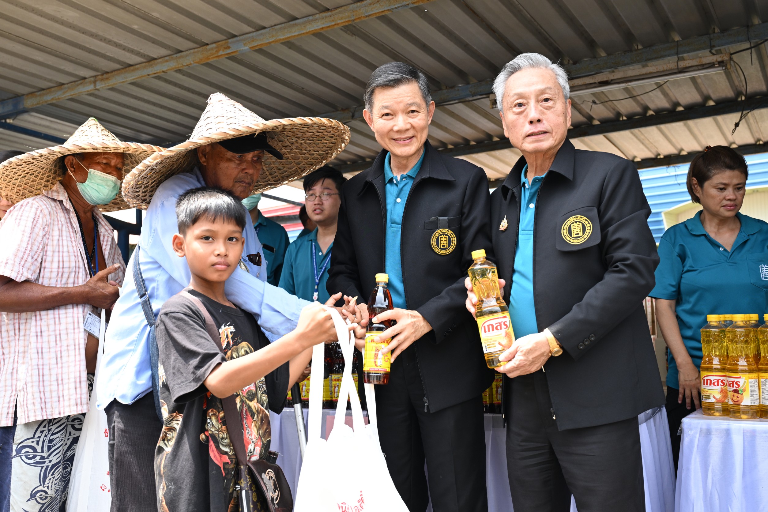 มูลนิธิป่อเต็กตึ๊งมอบเครื่องอุปโภคบริโภคผู้ยากไร้ งานทิ้งกระจาด 67