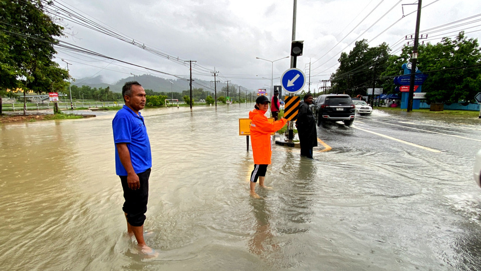 ฝนถล่มเขาหลัก น้ำท่วมถนนเพชรเกษมสูง 60 ซม. ปิดจราจรเร่งสูบน้ำ