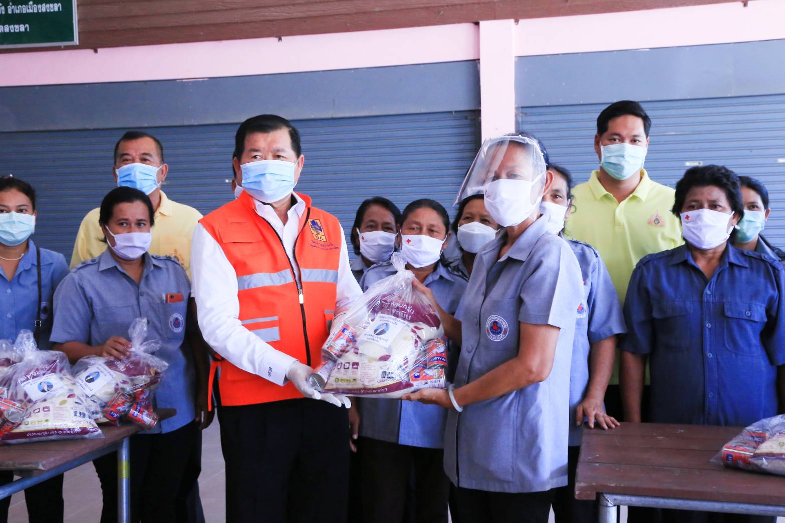 'นิพนธ์' ลุยแจกถุงยังขีพช่วย ปชช. เขตอำเภอเมือง อ.จะนะ อ.เทพา