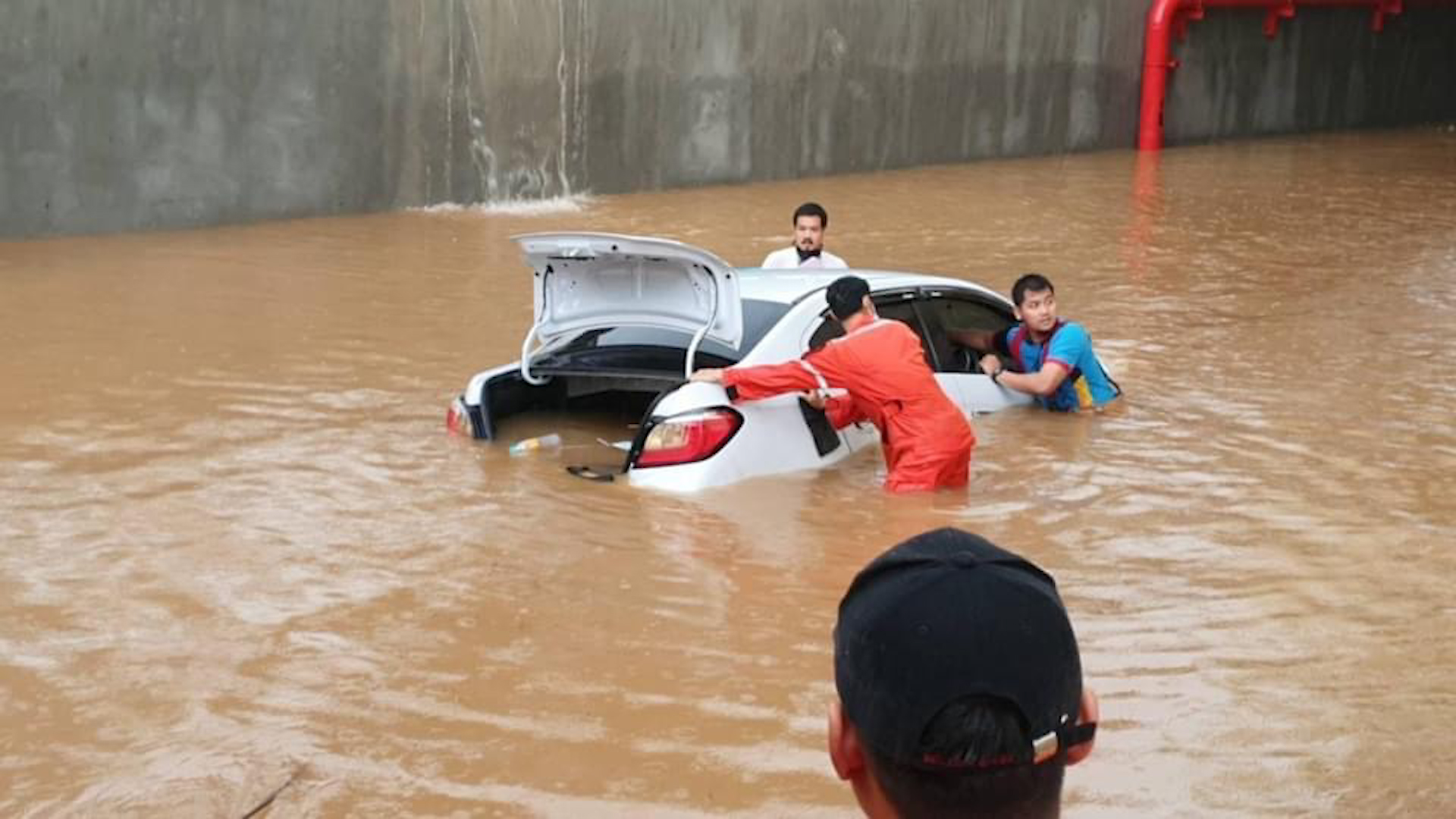ขอนแก่น ฝนตกน้ำท่วมสนามบิน รถเก๋งจมน้ำแม่ลูกออกจากรถทันอย่างปลอดภัย