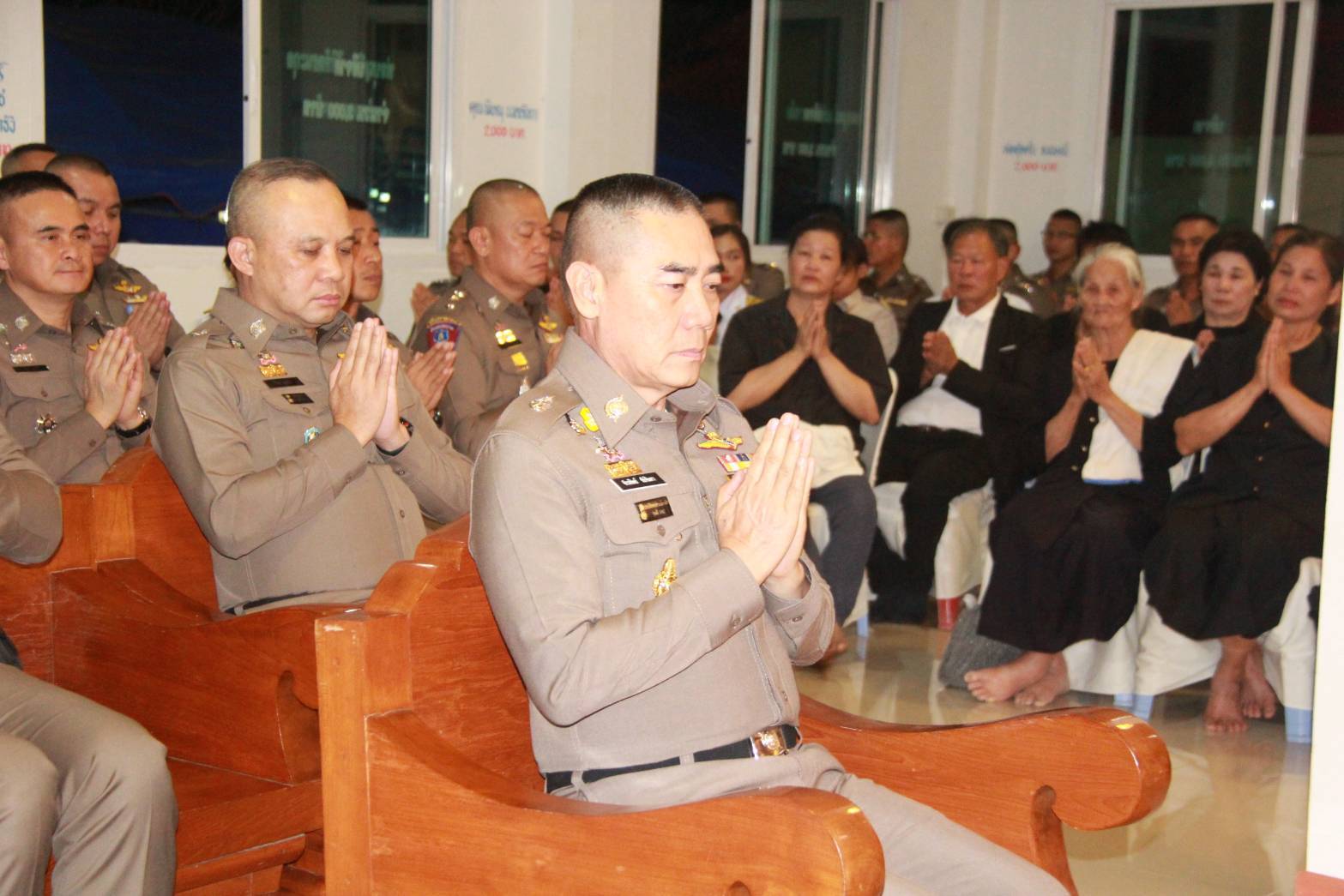 ผบ.ตร.เป็นปธ.พิธีสวดพิธีธรรมศพ "ร.ต.อ.ตระกูล" ท่ามกลางความเศร้าโศกเสียใจญาติและผู้ร่วมงาน