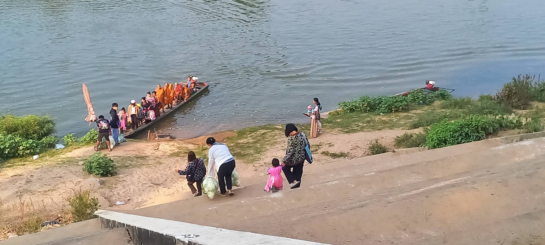 ท่าเรือ-ท่าข้ามบ้านแม่ต้าน วิถีชีวิตชาวบ้าน 2 ฝั่งริมแม่น้ำเมย ไป-มา หาสู่ หมู่บ้านคู่ขนาด เพื่อการค้า การท่องเที่ยว