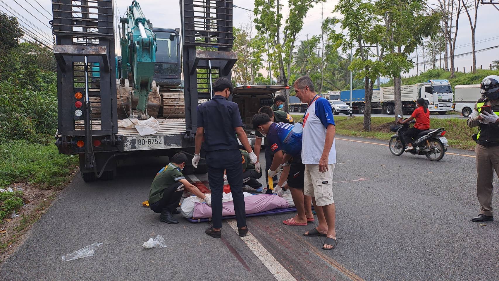 พังงา สลด ฝรั่งอเมริกาขับดูคาติ เข้าโค้งเสียหลักเบียดรถเทรลเลอร์ล้ม ร่างกระเด็นโดนทับดับอนาถ