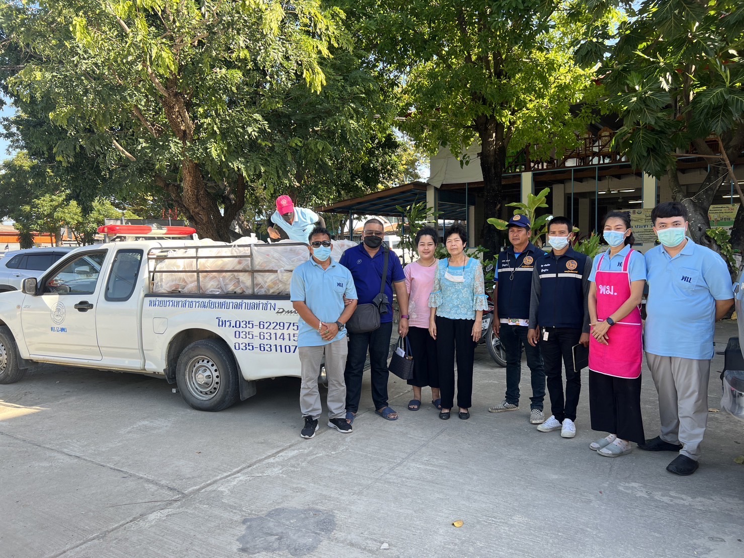 'พระครูวิมลพัฒนาภรณ์'ร่วมกับ พม.อ่างทองเลี้ยงอาหารผู้ประสบอุทกภัยในพื้นที่เทศบาลตำบลท่าช้าง