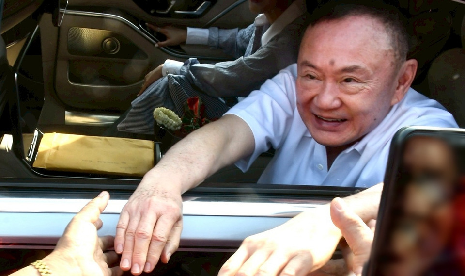 "ทักษิณ" ควง "คุณหญิงอ้อ" พร้อมลูกสาว ตรวจสุขภาพที่ รพ.พระราม 9 แบบส่วนตัว
