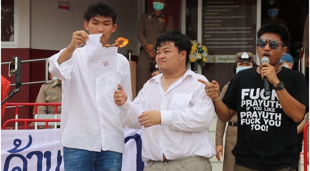  " เพนกวิน" เผาหมายเรียกหน้า สภ.เมืองขอนแก่น ก่อนนำแกนนำผู้ชุมนุมขึ้นโรงพักรายงานตัว ตำรวจคุมเข้มเพื่อความปลอดภัย