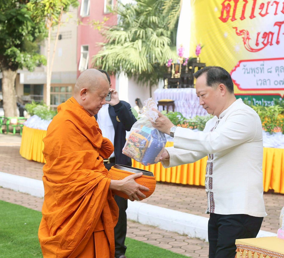 ผู้ว่าฯ ระยอง นำพุทธศาสนิกชนร่วมพิธีตักบาตรเทโวโรหณะ สืบสานประเพณีหลังออกพรรษา