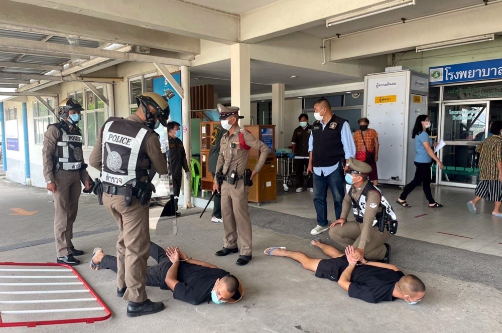 ตร.ไทรน้อย ซ้อมแผนรับมือกลุ่มวัยรุ่นก่อเหตุทะเลาะวิวาทใน รพ.