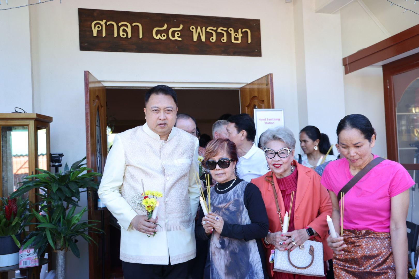 รมว.สุชาติ ร่วมทำบุญตักบาตรกับชุมชนคนไทยในเมืองเมลเบิร์นเนื่องในวันมาฆบูชา