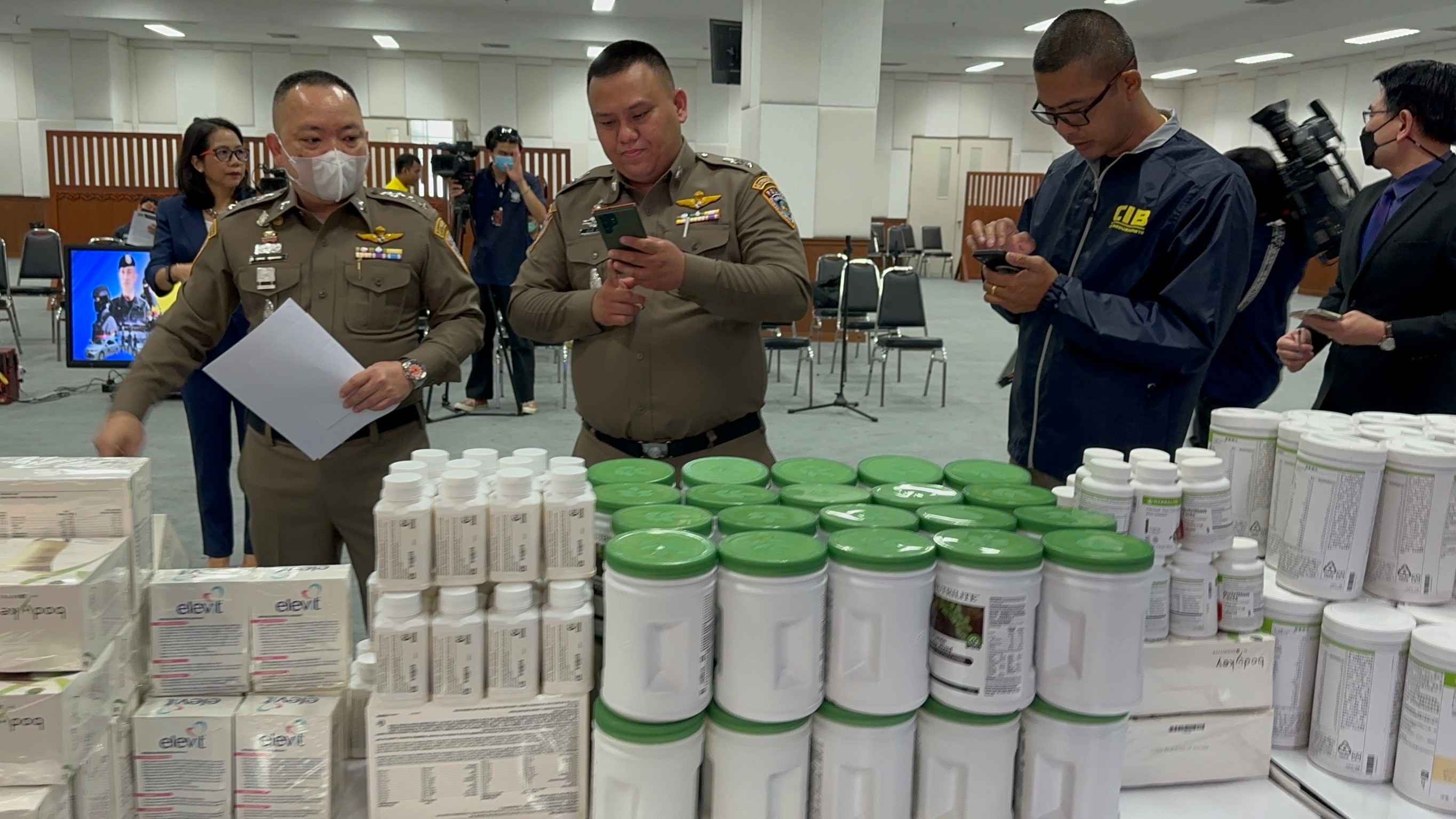 ปคบ. ร่วมกับ อย. แถลงผลการบุกทลายโกดังกระจายอาหารเสริม และยาปลอมยี่ห้อดัง ตรวจยึดของกลางมูลค่ากว่า 10 ล้าน