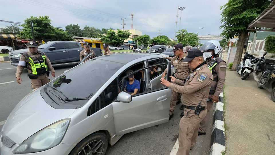 จับเก๋งขนแรงงานต่างด้าวคาด่านตรวจ สารภาพทำมาแล้วหลายครั้งได้ค่าจ้างหัวละ 2,000 บาท 