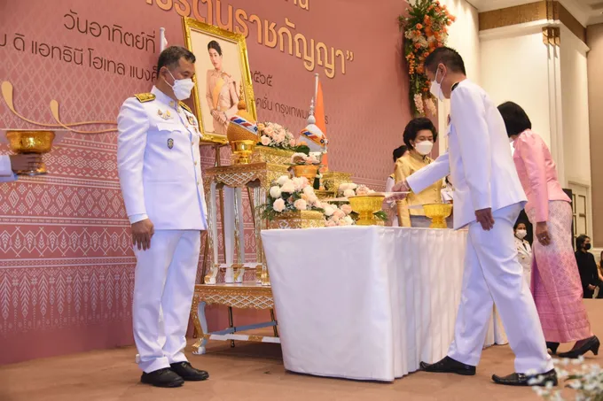 ตรังมอบผ้าขิดลายนารีรัตนราชกัญญาให้แก่นายอำเภอ ทั้ง 10 อำเภอ