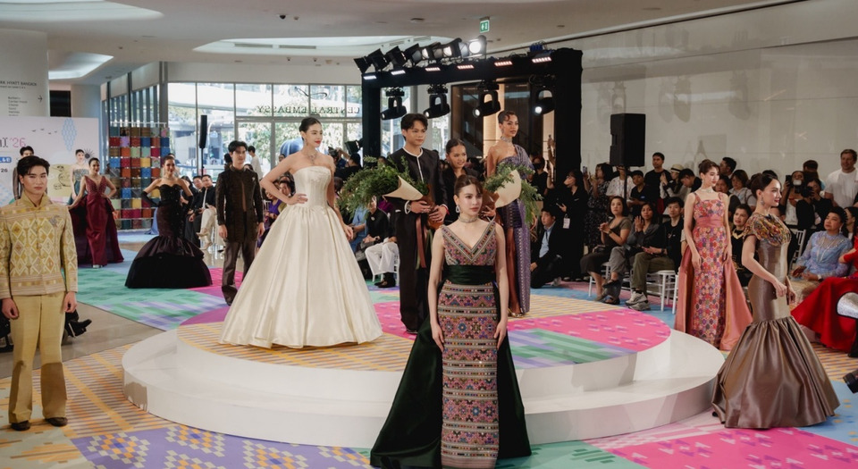 “แพรวไพลิน–พชรพรหม” นำทีมคนรุ่นใหม่ พลิกโฉมผ้าไทย สู่รันเวย์โลกใน Finale Wedding Studio