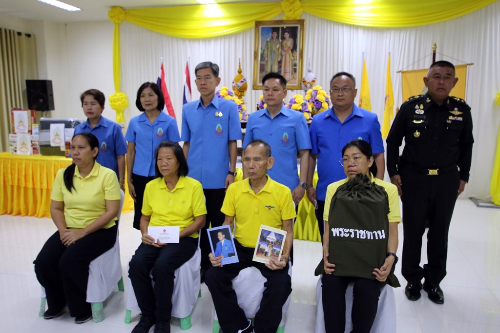พระราชทานถุงพระราชทาน เครื่องอุปโภคบริโภค แก่ผู้ประสบอัคคีภัยอำเภอบางเลน