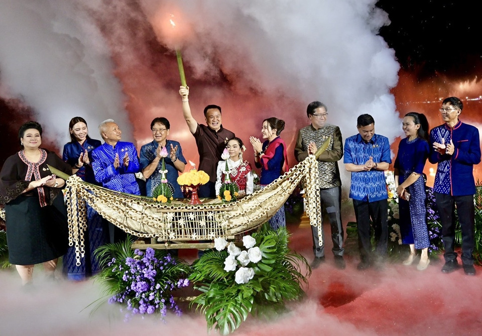 "นายกฯอนุทิน" เปิดมหกรรมไหลเรือไฟโลก จ.นครพนม ขอความขมขื่นคนไทยไหลลงแม่โขง