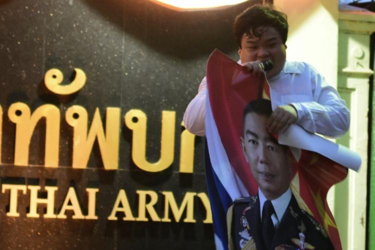"บิ๊กเปีย" จ่อแจ้งข้อหาชุมนุมนำแผงเหล็กโยนใส่ตำรวจ อคฝ. บาดเจ็บ ส่วนปมฉีกรูป "บิ๊กแดง" ขึ้นอยู่ว่าเจ้าตัวจะแจ้งความหรือไม่