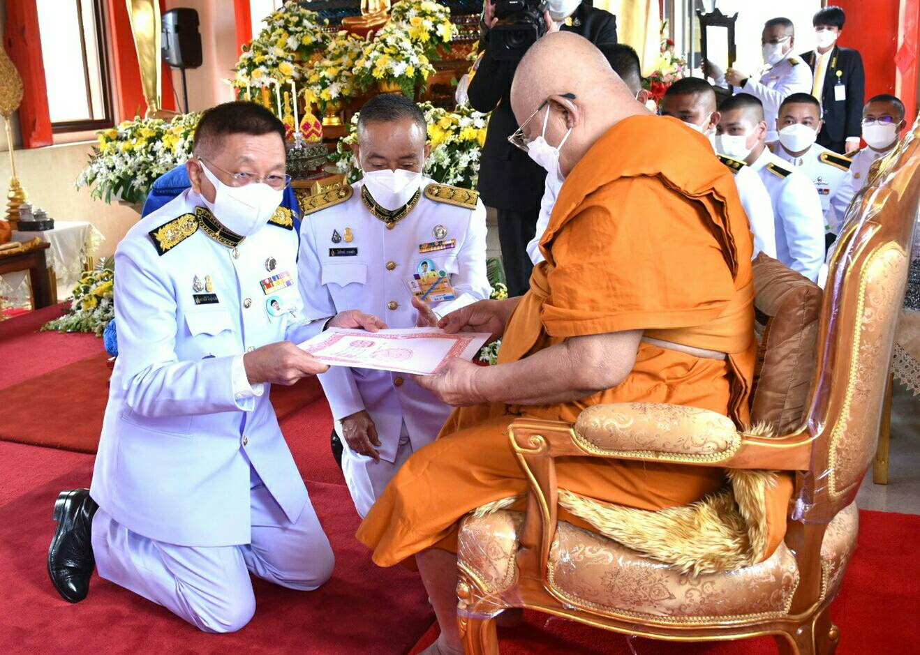 ‘ในหลวง’ พระราชทานสัญญาบัตร พัดยศ ผ้าไตร  ถวายแด่พระโสภณวัชราภรณ์ ฉะเชิงเทรา