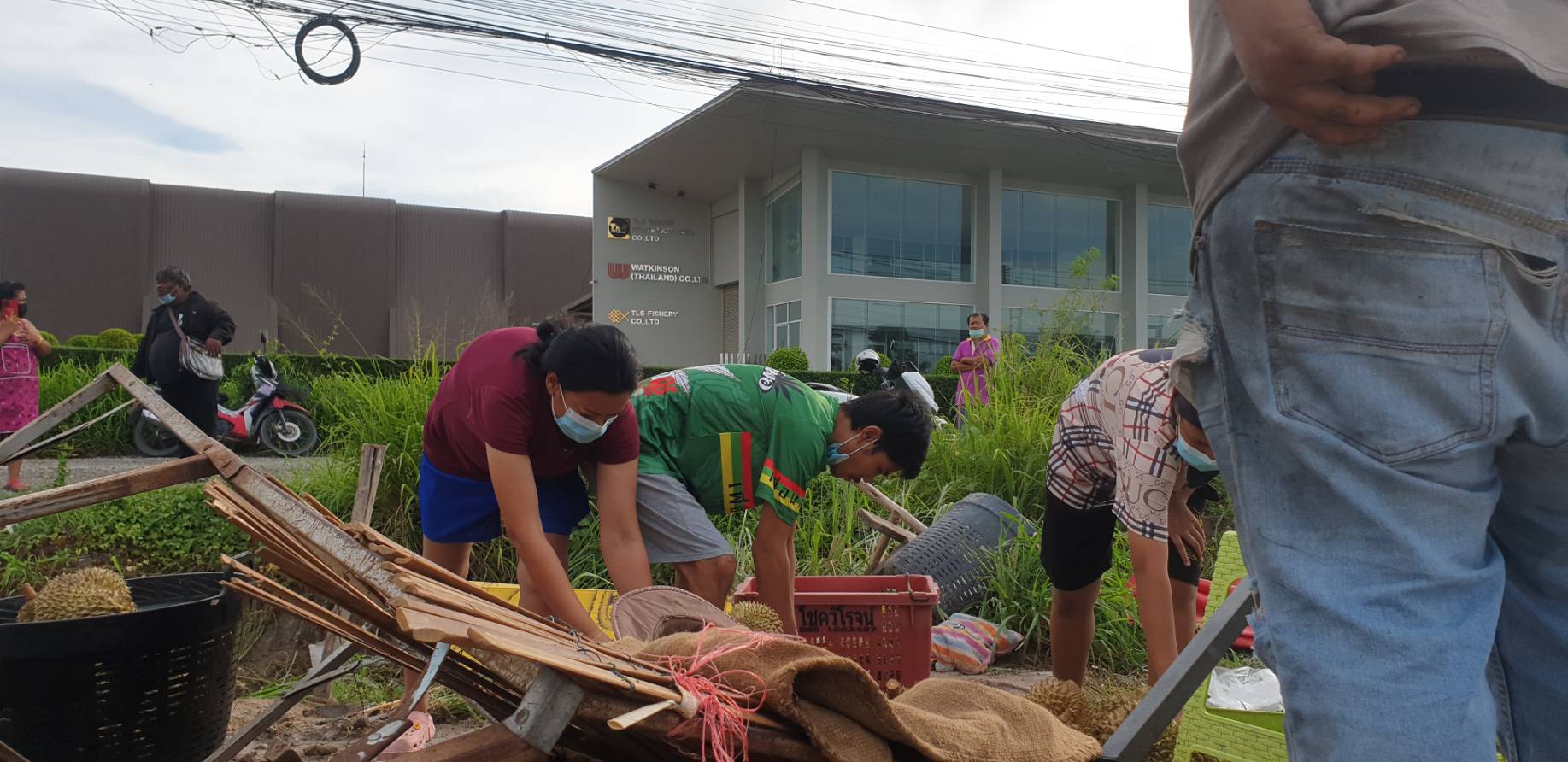 ลุงวัย 71 ขับรถพุ่งชนแผงทุเรียนริมถนนระยองเหตุหลับในสาหัส ชนลูกค้าดับ1 ส่วนแม่ค้าบาดเจ็บ 2 ราย