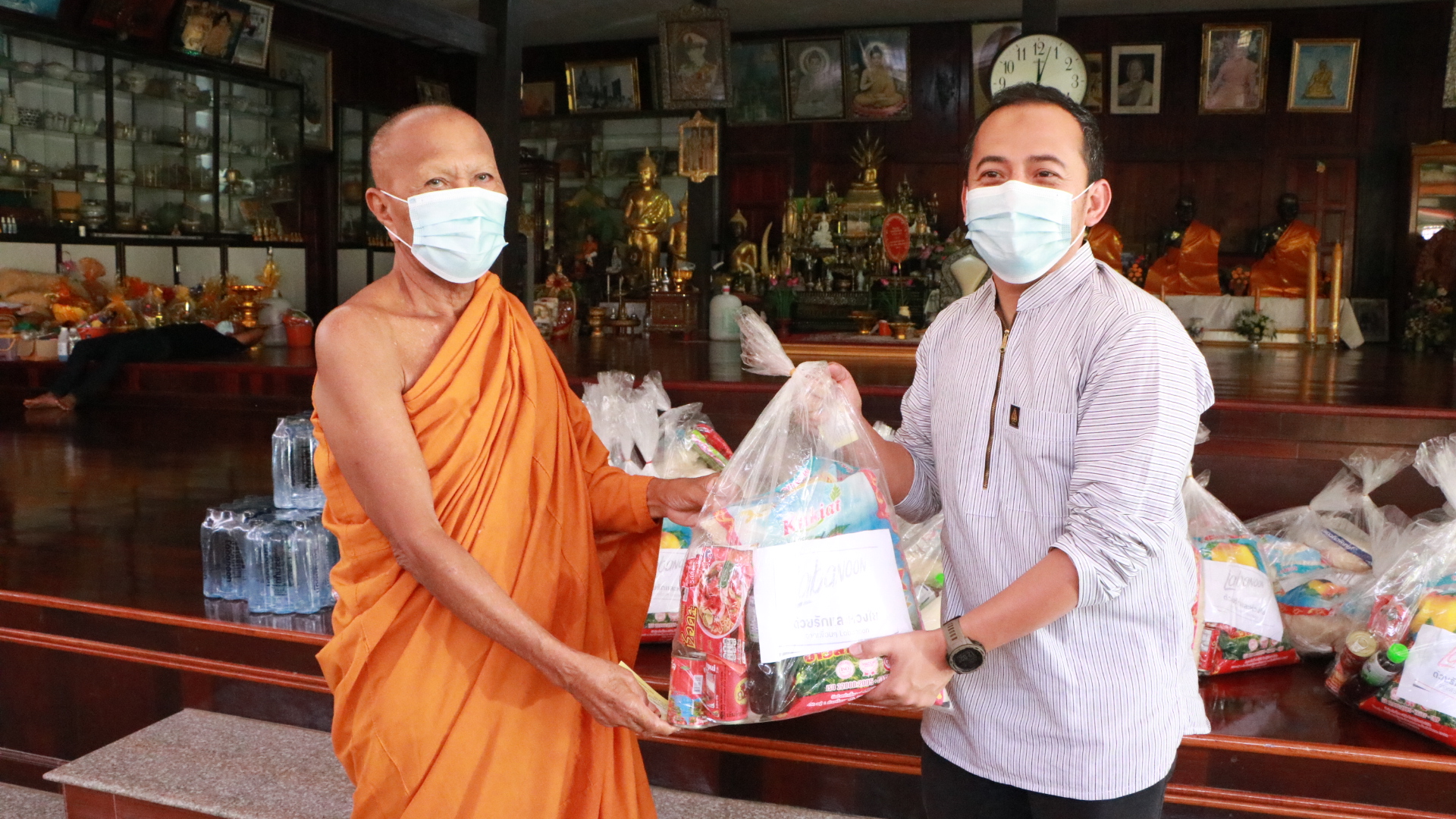 ธารน้ำใจหลั่งไหล สู้ภัยโควิด 2019 คาราเมธี ลาบานูน ลงพื้นที่ช่วยชาวบ้าน