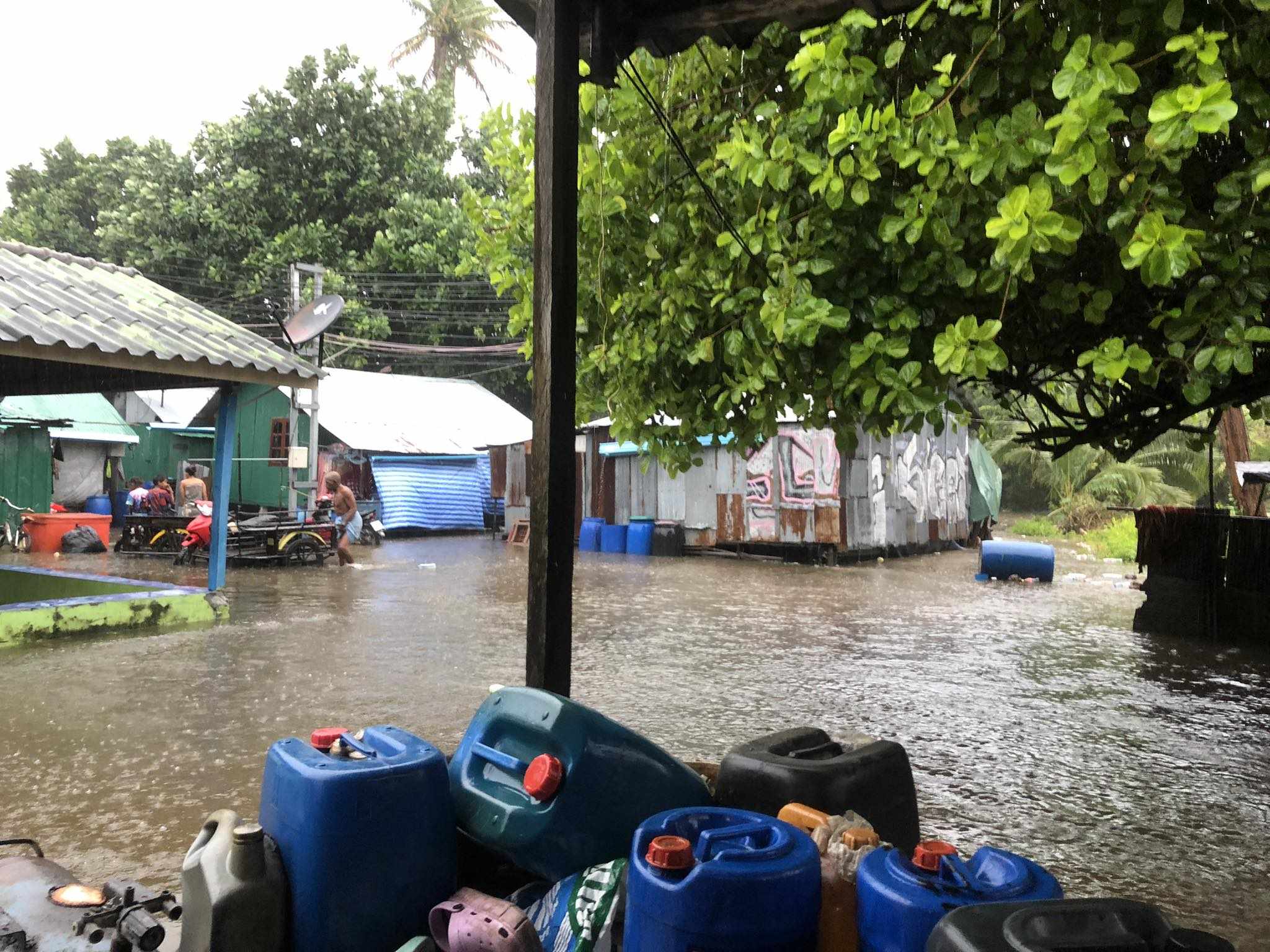  'ชาวหลีเป๊ะ'ยังเดือดร้อนหนักฝนตกห่าใหญ่ทำน้ำท่วม ประจานความฉ้อฉลบุกรุกลำรางระบายน้ำ